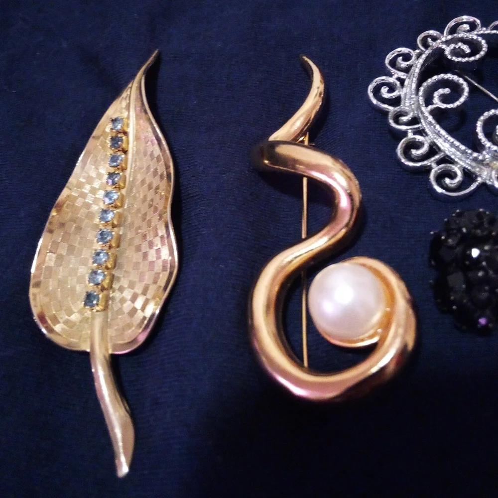 Lot Of 4 Vintage Brooches Pins Leaf Avon Black Flower